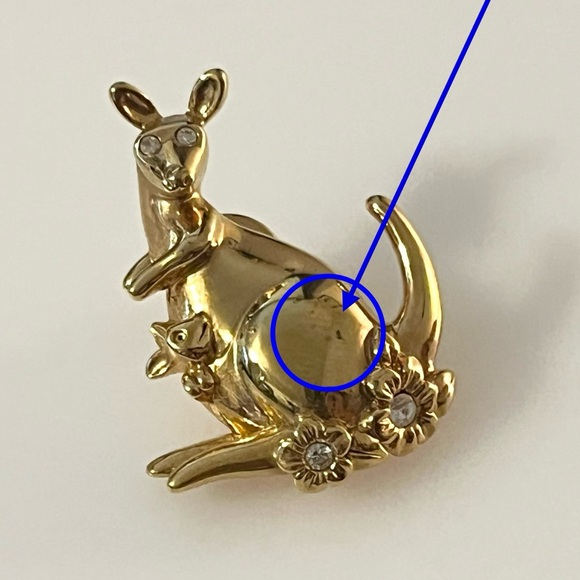Avon Gold Tone Kangaroo and Joey Jewelry Pin Tie Tack Brooch With Rhinestones - Picture 4 of 9